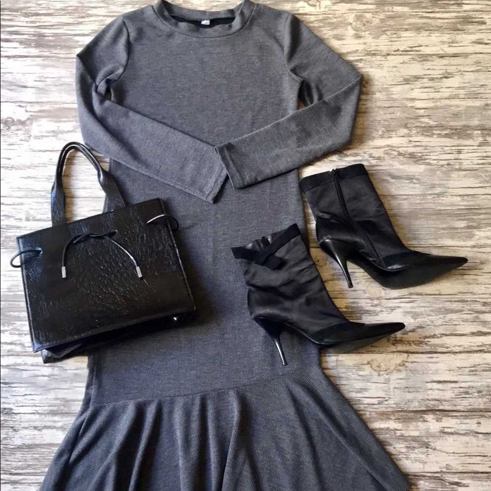Coeur de vague long sleeve grey dress. - Picture 5 of 8